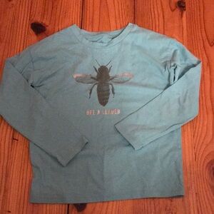 Teal shirt with a bee on it, also says be a leader, size S 7/8 brand thereabouts